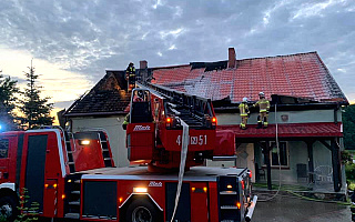 Pożar domu jednorodzinnego koło Ełku. Z ogniem walczyło około 30 strażaków